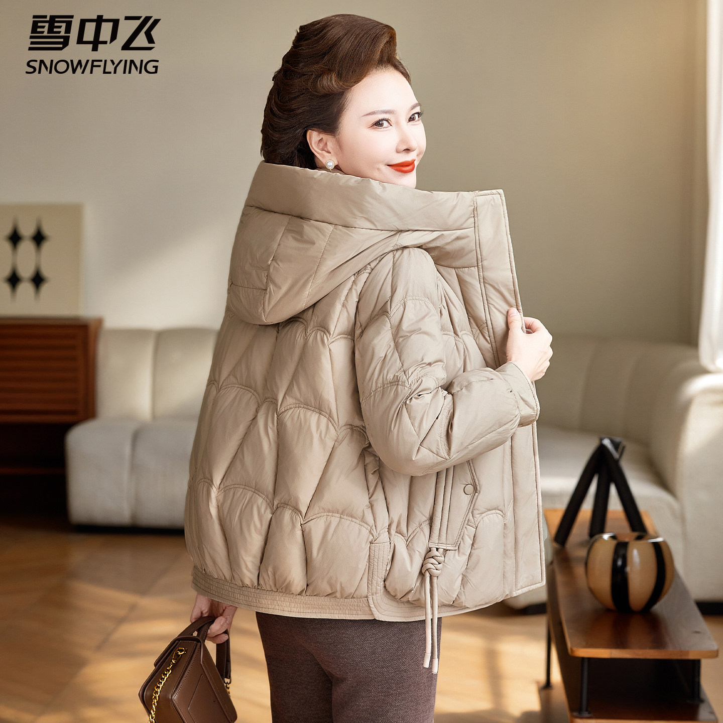 雪中飞冬季中年妈妈短款羽绒服女款女士新款中老年厚连帽冬装外套,淘宝优惠券,粉丝福利购,淘宝优惠卷
