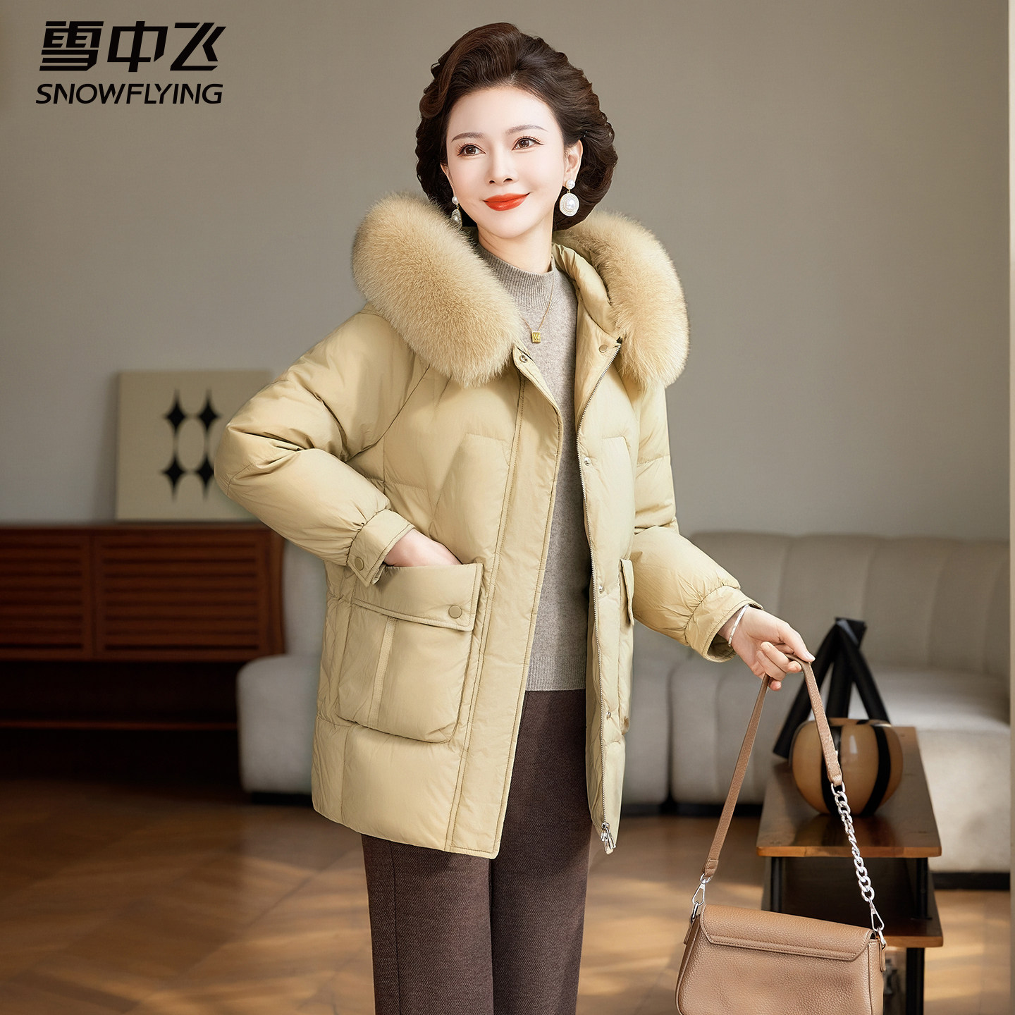 雪中飞中年妈妈羽绒服女中长款大毛领连帽冬装中老年人冬季外套女