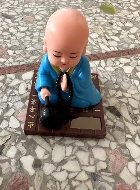 抖音网红同款太阳能小和尚v汽车摆件点头敲木鱼公仔禅意车载内饰