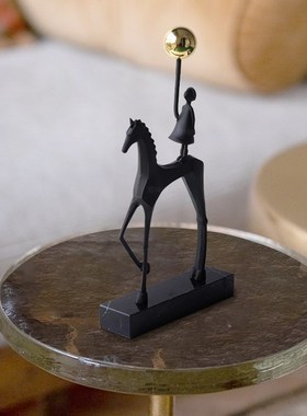 现代简约金属马撑伞人物摆件轻奢样板间软装饰S品书房办公桌玄关