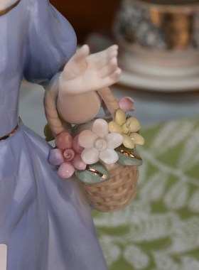 欧式陶瓷摆件西洋女孩喂鸽子少女外贸出口陶瓷可爱美女装饰摆件