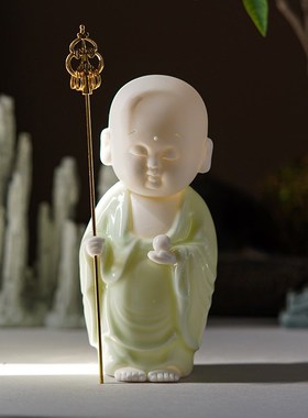 创意白瓷持杖小和尚摆件r禅意室内玄关桌面装饰家用陶瓷工艺品摆