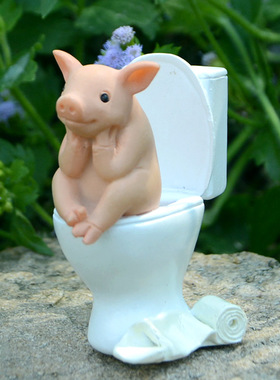 可爱马桶小猪摆件看书玩手机卡通公仔桌面装饰汽车载男女生日礼物