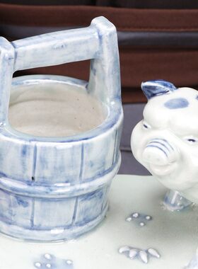 新古典中式青花瓷生肖猪笔筒摆件客厅家居书房书桌陶瓷水桶摆设品