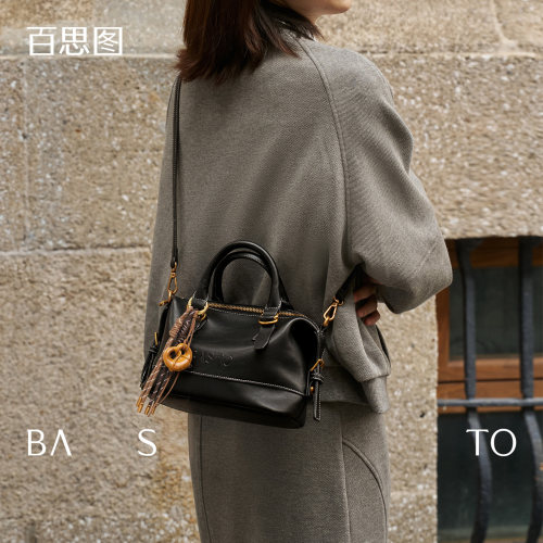 百思图女包2026新款黑色斜挎包女波士顿枕头包真皮手提保龄球包包 - 图0