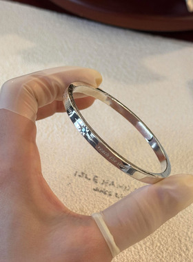 银色八芒星雕刻英文字母手镯女款