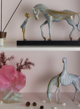 现代轻奢金属女孩与马动物雕塑创意摆件工艺品桌面书房装饰样板间