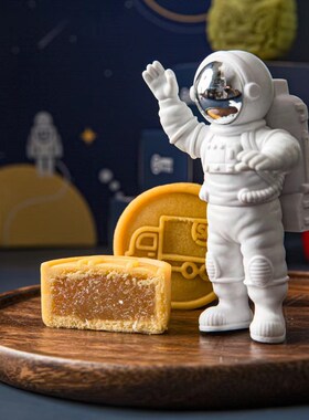 新款车载宇航员太空人桌面饰品汽车中控台摆件小人装饰情人节贴心