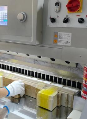 自动切纸机裁切纸张白卡灰板PVC碳纤全自动切纸机工厂用