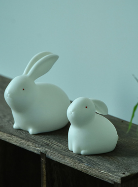 现代德化白瓷可爱小兔子摆件家居客厅桌面装饰品迷你玉兔陶瓷摆设