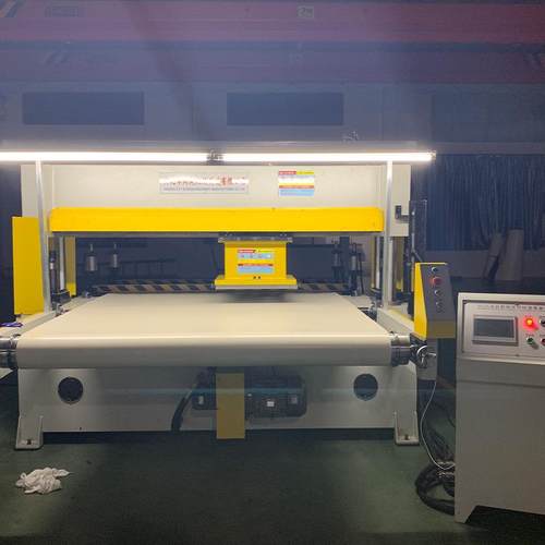 皮带式全自动送料裁断机皮革汽车内饰坐垫四柱液压裁断机 - 图2