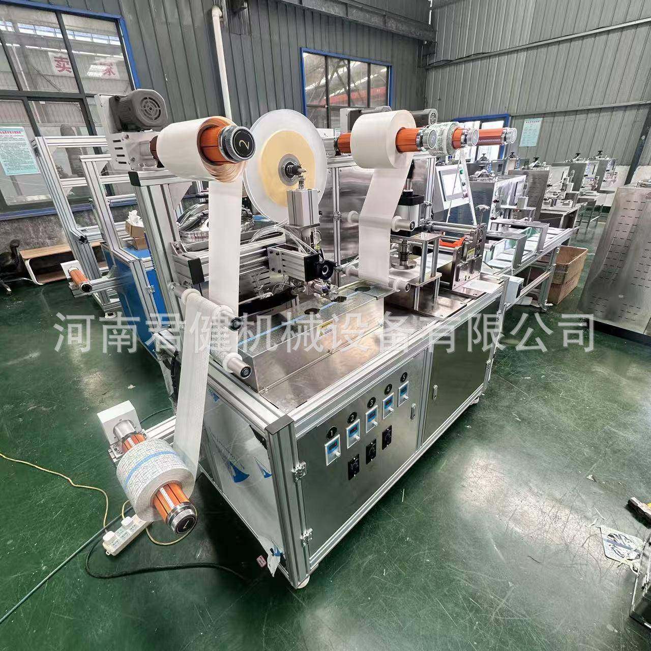 热轧布贴膏药机制作弹力布打孔贴的膏药机传统工艺制膏药贴设备,淘宝优惠券,粉丝福利购,淘宝优惠卷