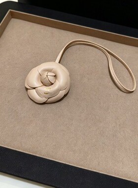 26香家新款黑色羊皮质感山茶花金色双c迷你包挂件项链厂家直销