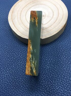 河磨玉无事牌河磨和田玉无事牌手把件原皮原色玉石无事牌茶宠摆件