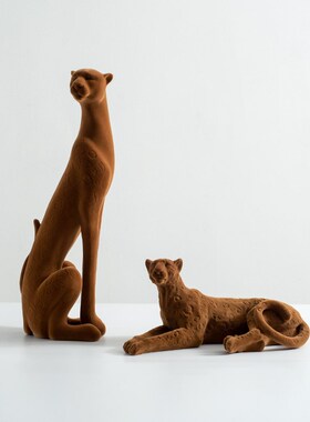 轻奢动物装饰品摆件创意树脂植绒棕色豹子艺术品样板间高级感软装