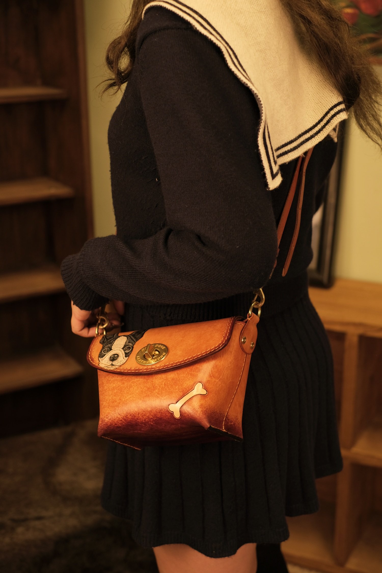 【虾饺包】岩骨独立设计皮雕进口植鞣革斜挎包,淘宝优惠券,粉丝福利购,淘宝优惠卷