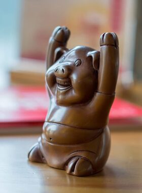 铜韵堂举牌小猪摆件名片二维码夹支架紫铜生肖小猪收银台桌面摆设