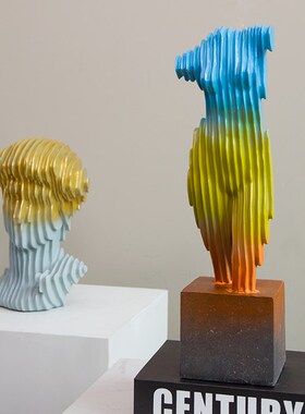 彩色条纹渐变艺术装置抽象线条人物雕塑摆件酒店餐厅橱窗软装搭配