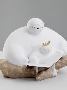 现石意代创-大白父子看摆件客厅样板房北欧仿膏雕书塑父爱父与子