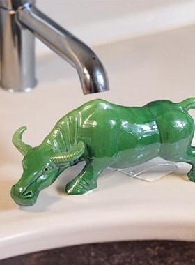 黄色陶瓷牛摆件化解生肖牛家居客厅装低头喝水牛正北卫生间工艺品