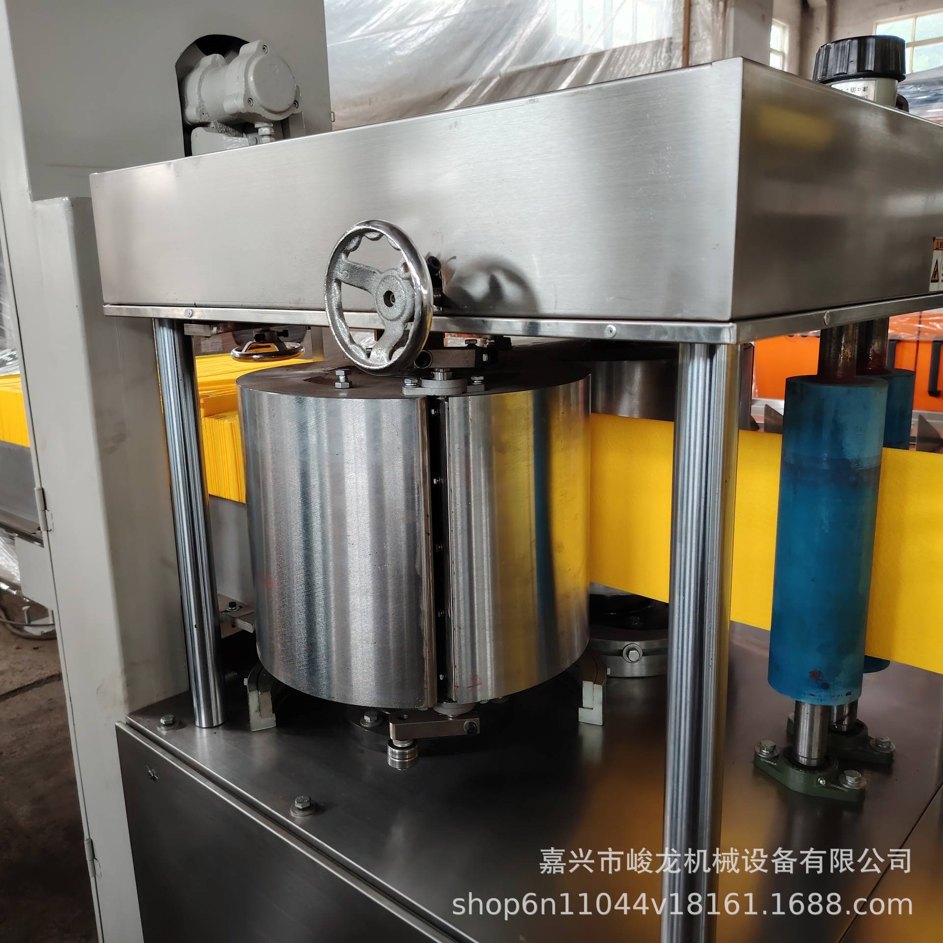 Dishwashing cloth folding machine yellow coconut shell dishcloth machine kneeling blanket folding machine
