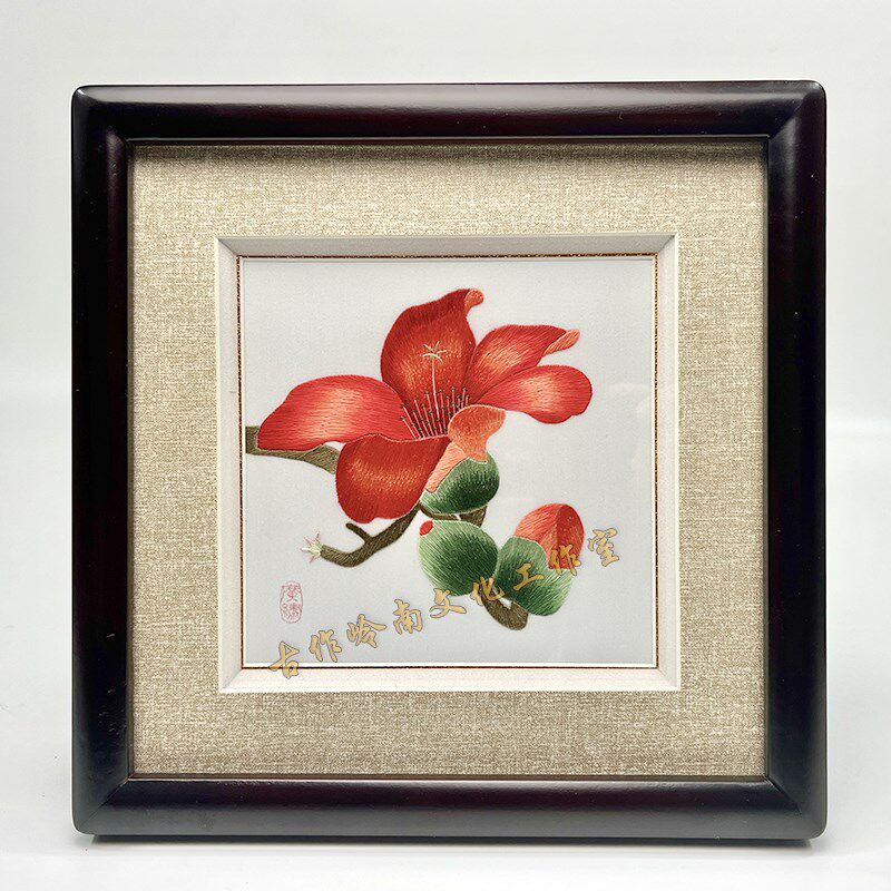 The physical store sells Guangzhou embroidery, Guangdong embroidery, Guangzhou special gifts, Lingnan Guangfu culture hand-embroidery pendants and ornaments