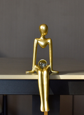 金色树脂人物摆件玻璃球点缀饰品创意坐姿艺术造型桌边隔板装饰品