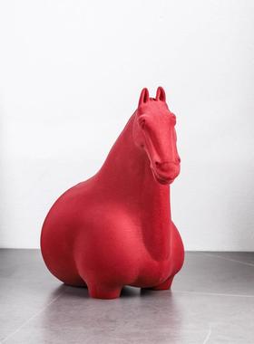 现代极简植绒半身红色马摆件板房样店家酒居饰客厅桌FFF面摆放软