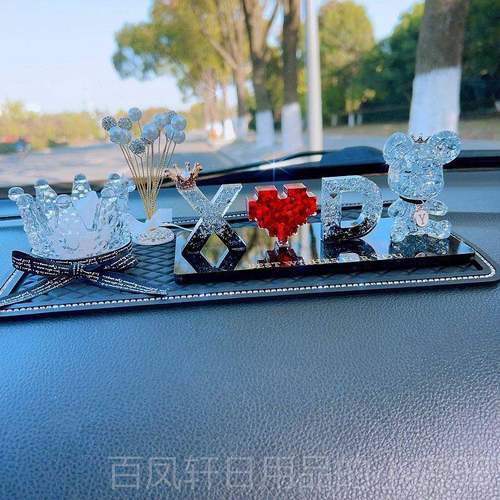 高档个性人定制姓名字母车载意网红女创神款中控私台汽仪表盘摆件 - 图0