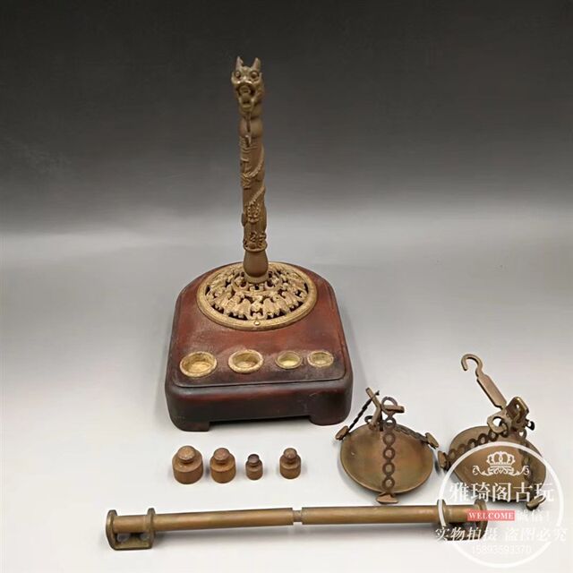 Antique antique miscellaneous solid wood base with weight faucet balance scale weight scale old objects nostalgic collection