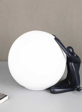 现代简约创意抱球人物艺术摆件样板房酒店玄关客厅电视柜家居装饰