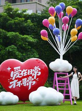 朵爱心气球云地梯子玻璃钢摆件景YDZ区网红打卡拍照雕售塑楼处绿