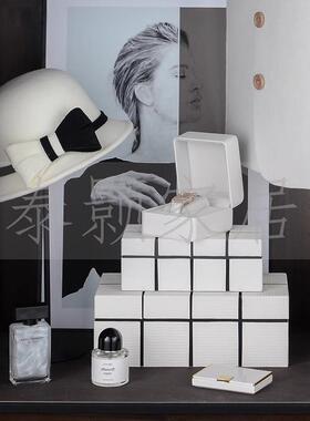 毡白色极简全屋设计展厅开放式陈衣柜毛道具衣JJ服摆模软装饰品列