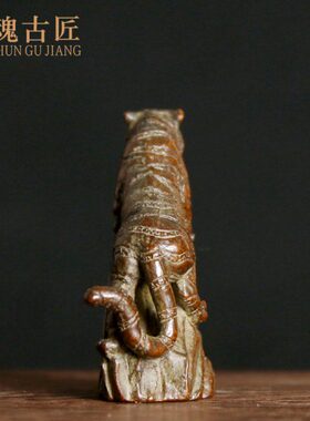 古玩仿古铜器黄铜老虎摆件小号茶宠上山虎迷你型文房书房桌面摆设