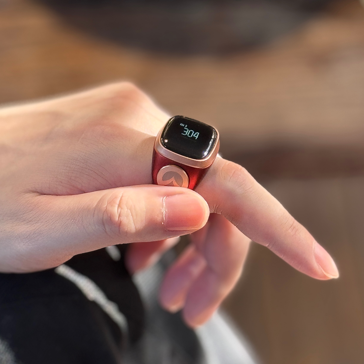 Smart counting ring vibrates to remind you of the time