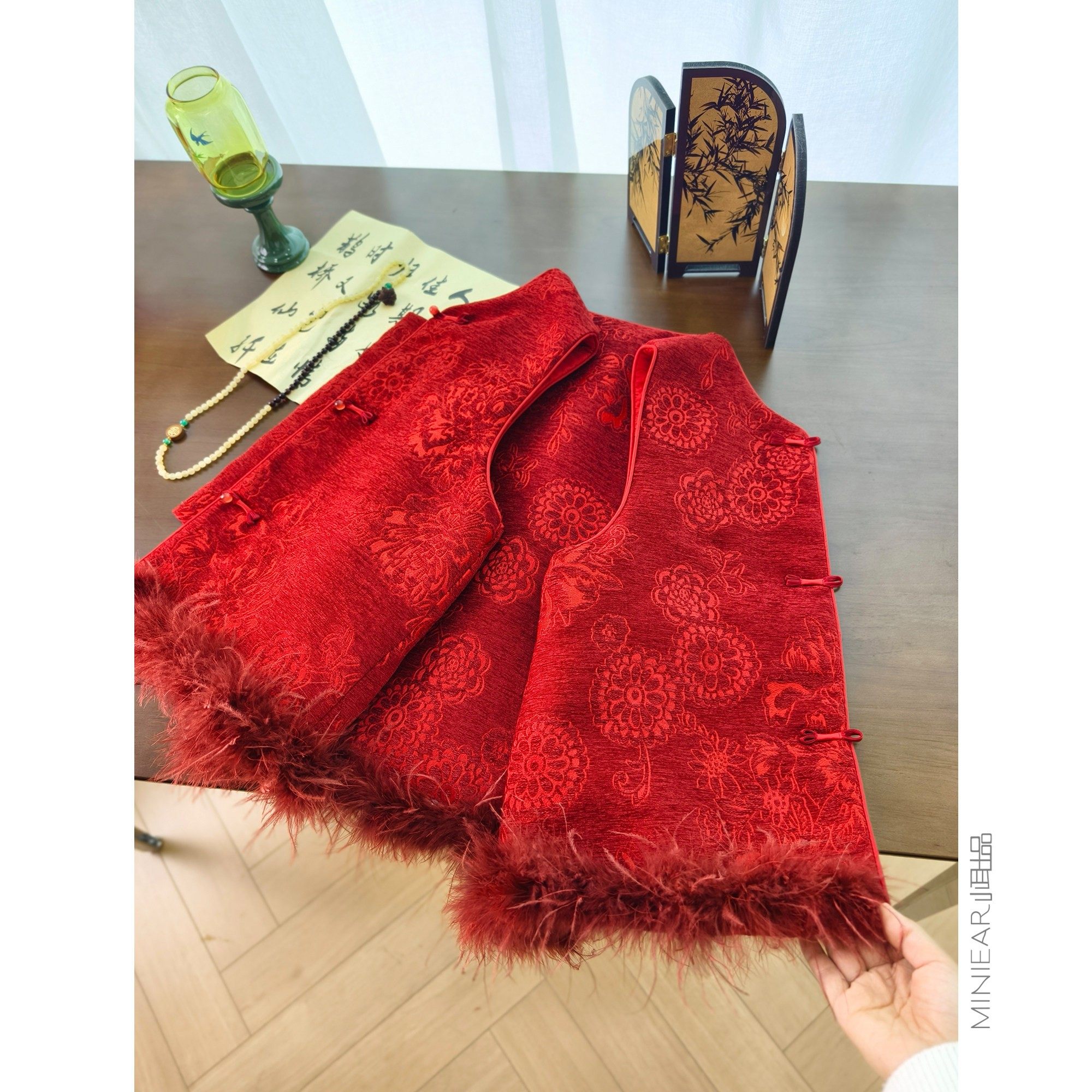 小耳出品丹凤朱颜 萣制雪尼尔提花/鸵鸟毛下摆 红色盘扣夹棉马甲,淘宝优惠券,粉丝福利购,淘宝优惠卷