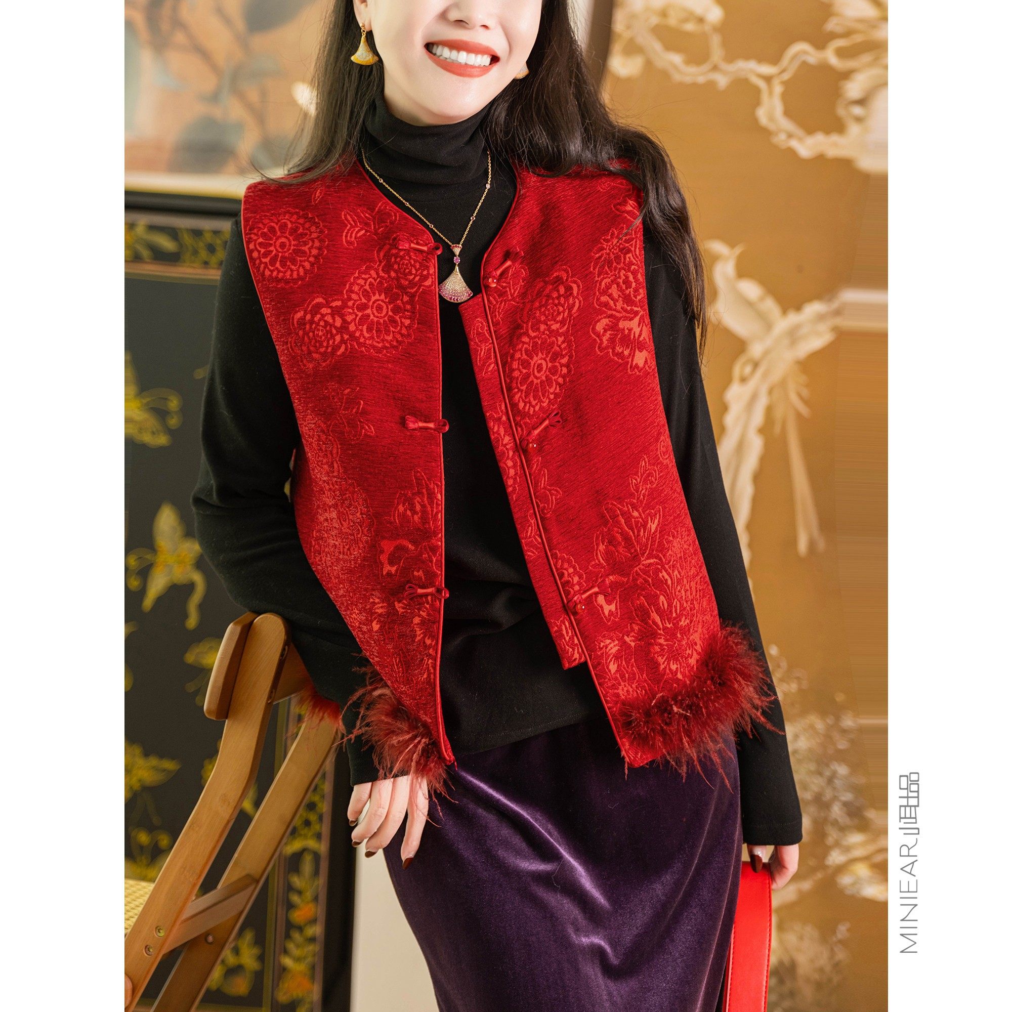 小耳出品丹凤朱颜 萣制雪尼尔提花/鸵鸟毛下摆 红色盘扣夹棉马甲,淘宝优惠券,粉丝福利购,淘宝优惠卷