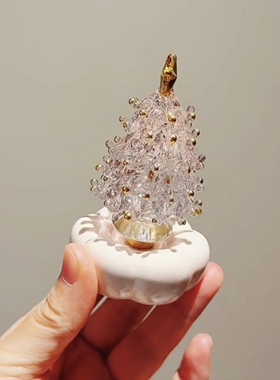 亮晶晶的手工琉璃圣诞树摆摆件