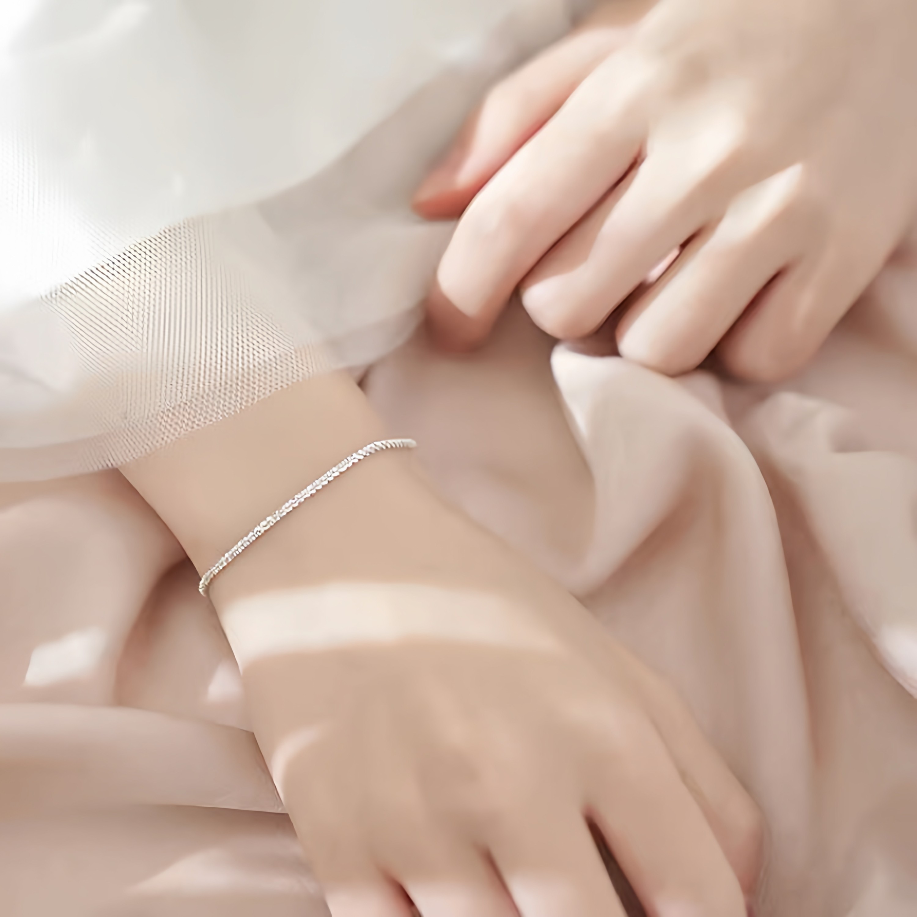 新款小众宫廷风手镯女送礼送礼盒包装可调节大小实心推拉新年礼物