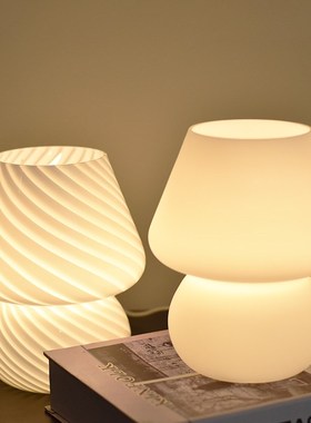 创意法式台灯奶油风可爱床头柜卧室桌面摆件书房客厅家用装饰礼品