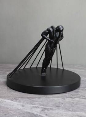 现简铸约黑色金属卧铁纤夫样代板房办公室室客厅UNV书房桌面饰品