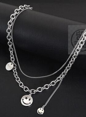 。Double layer clavicle chain smiling expression couple disc
