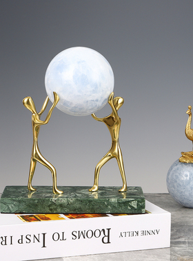 天然蓝水晶石抽象黄铜人物托举圆球创意家居摆件公司店铺开业送礼