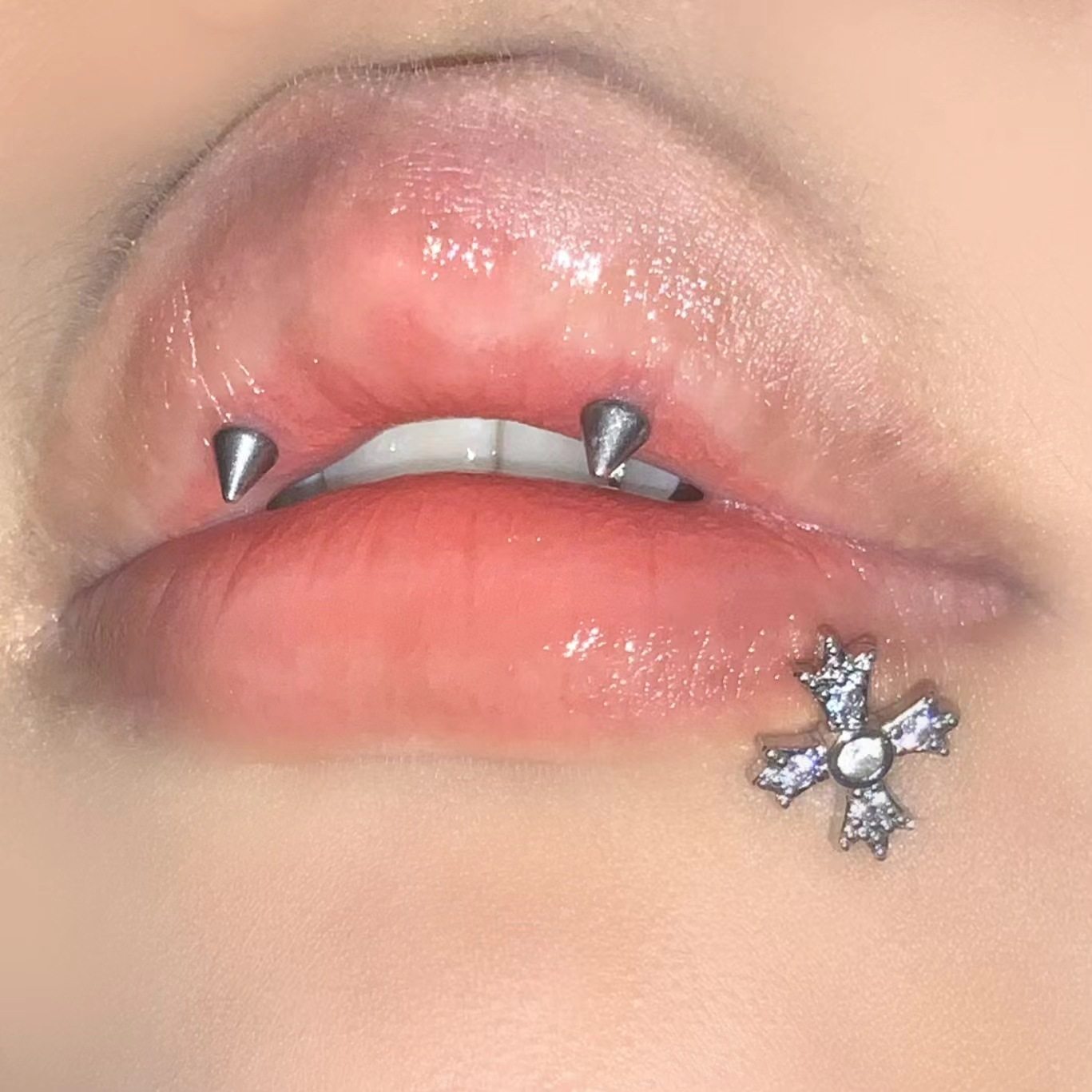 十字架镶钻锆石内牙爆闪唇钉耳骨钉朋克嘻哈男女同款,淘宝优惠券,粉丝福利购,淘宝优惠卷