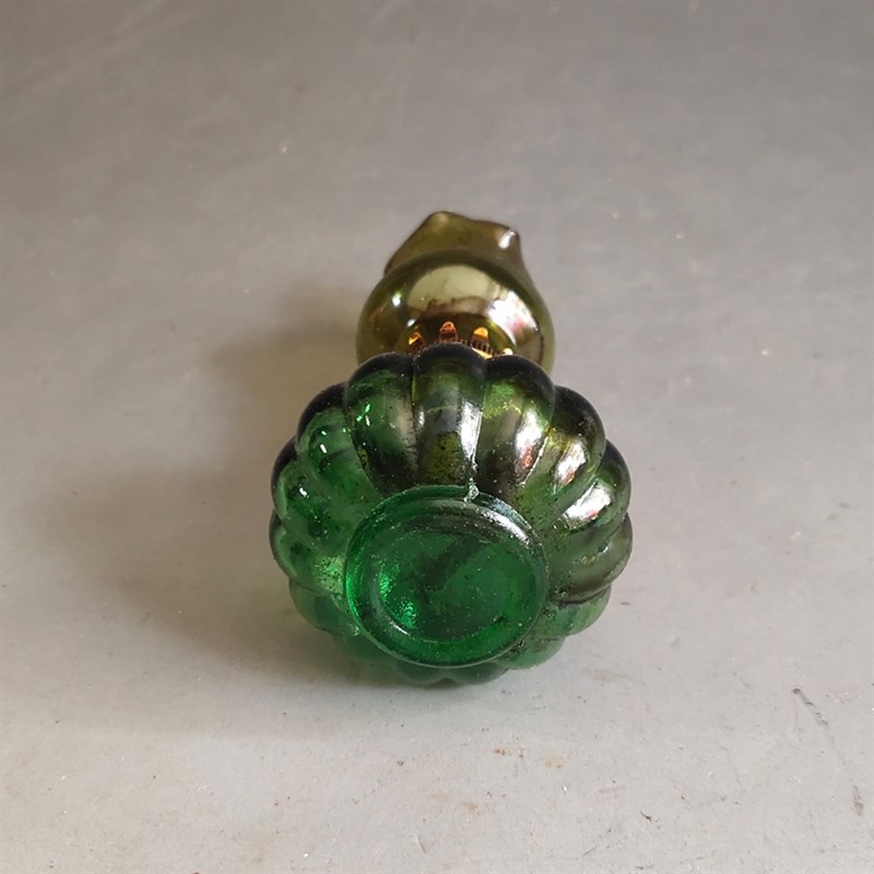 Antiques and miscellaneous collections, antique small glazed oil lamps, home furnishings and old objects, two options to choose from