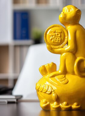 唐三彩猴子摆件陶瓷猴子十二生肖黄色猴子客厅卧室工艺品生日礼物