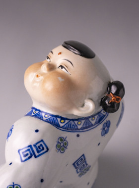 景德镇手工柴窑工艺品五六十年代青花瓷斗彩小甘罗工艺品摆件摆设