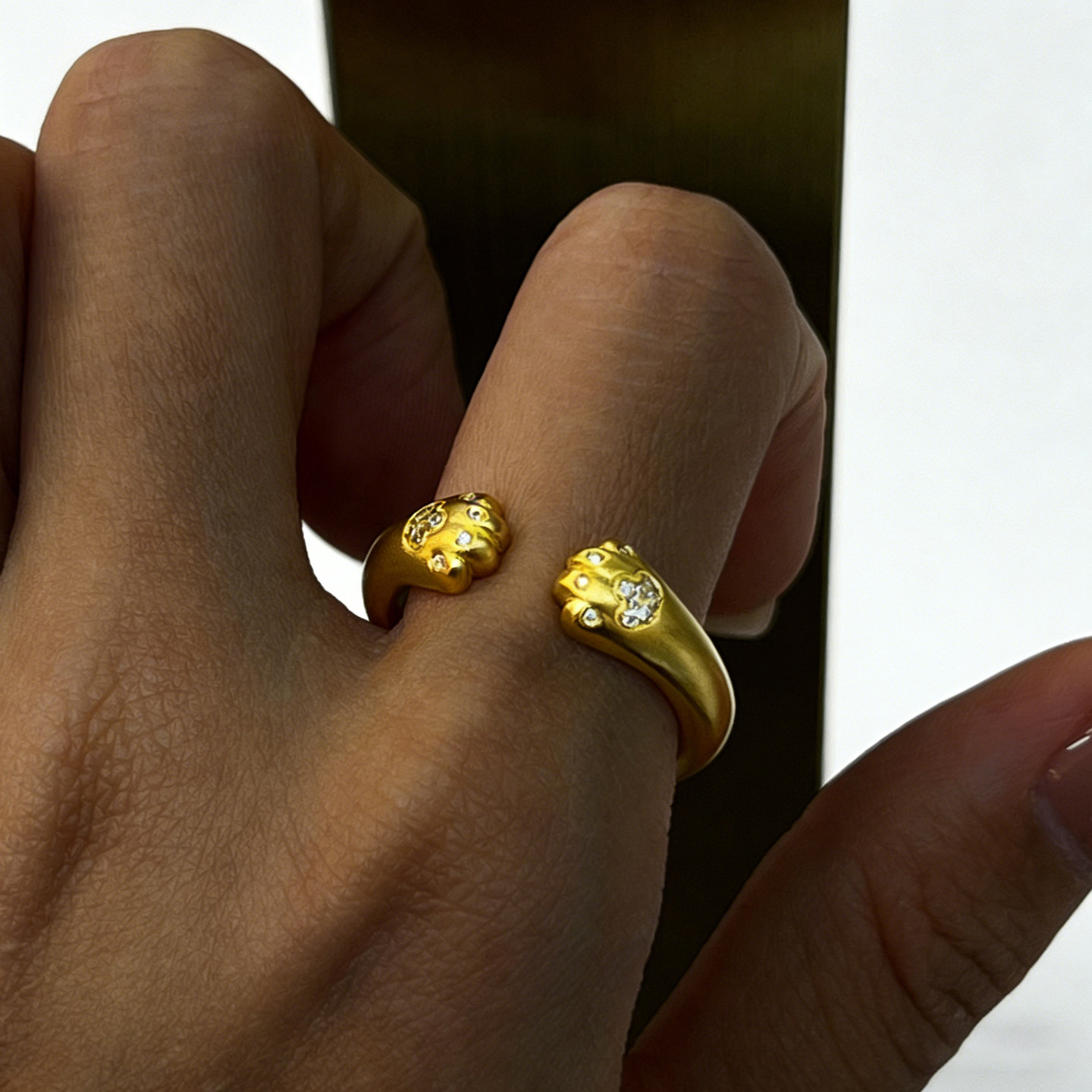 Ancient gold ring with diamonds, cat claw sweetheart ring for women