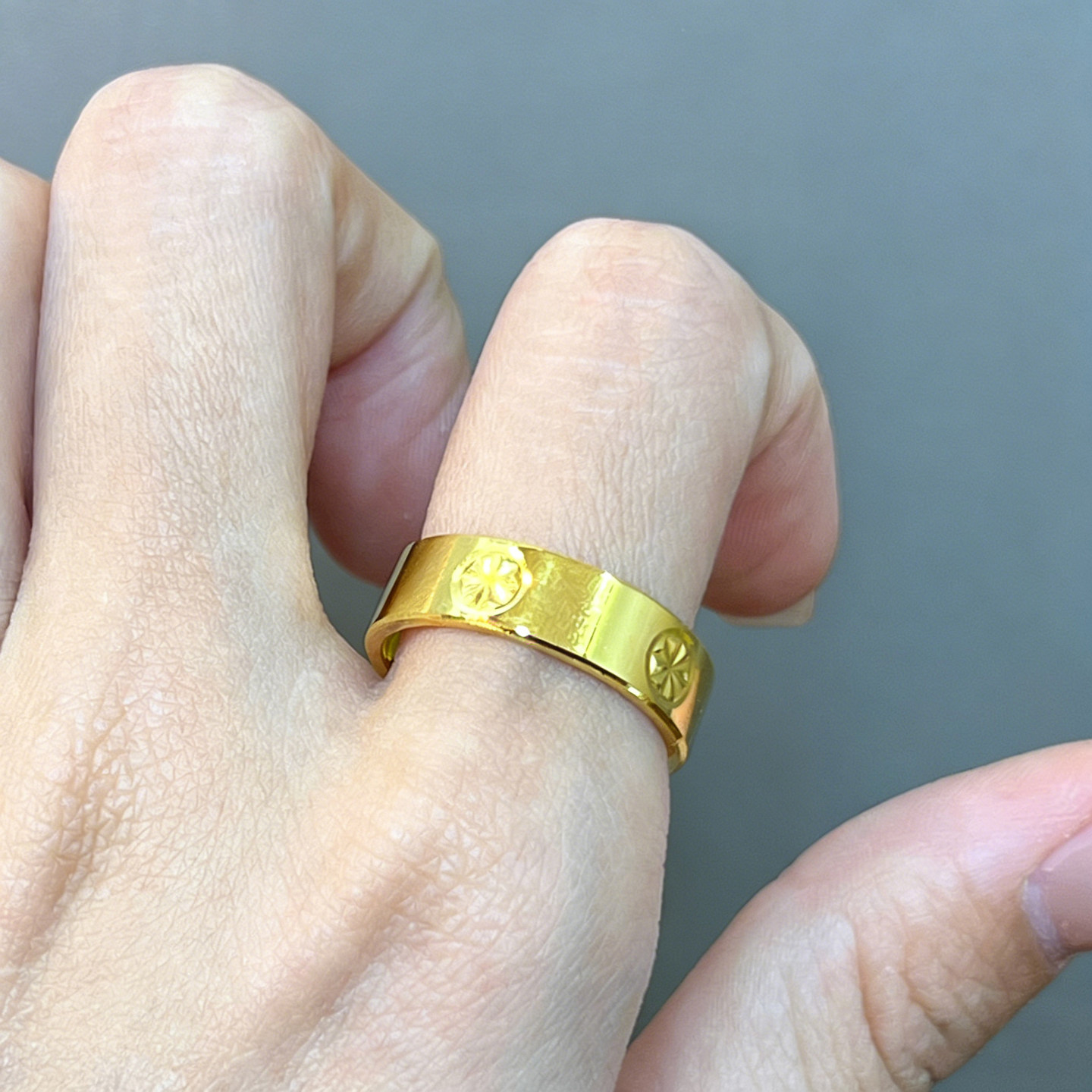 Rice-shaped gold ring for women, shiny solid surface