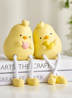 创意可爱吊脚娃娃小摆件家居装饰品客厅柜子隔板墙上置物架洞洞板